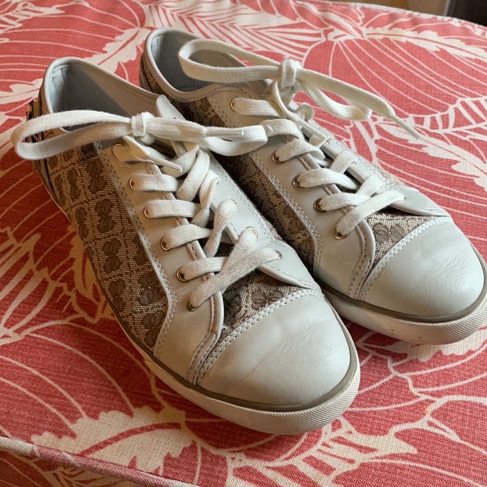 Super cute Guess Tennis shoes 8.5 great condition!